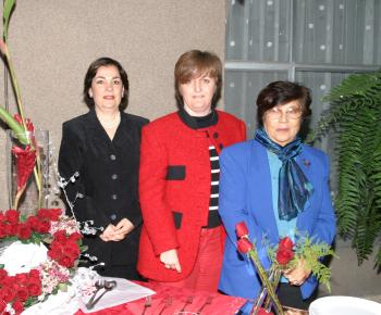 Elsa de Díaz Marina de García y Nina de Ríos anfitrionas de la pasada junta del Club de Jardinería Violeta.