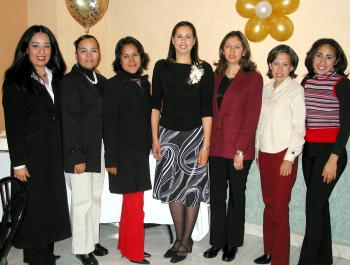 Martha Candelas Ramírez en compañía de sus amigas en la despedida de soltera que se le ofreció por su matrimonio.