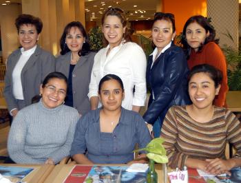 Lupita Rosales, Adriana Escalante, Carla Franco, Maribel Díaz, Teresita Torres, Cristina Pérez, Lucy Vélez y Mony Mendoza, captadas en conocido restaurante.