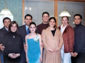 Miriam Barker y Óscar Martínez acompañados de Iván Olay, Graciela Zarzosa, Uriel Ulibarri, Cecilia Ramírez, Flor Rodríguez y Luis Enrique Silveyra, en su despedida de solteros.