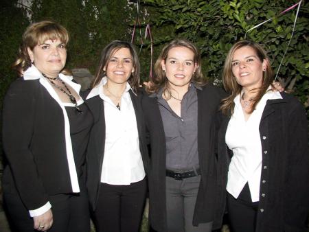 Silvia Padilla acompañada por sus hermanas Yolanda, Érika y Rosy, el día que festejó su cumpleaños.