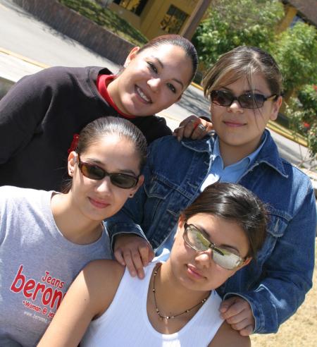 Gabriela Fernández, Alegría Briones Ramírez, Kenia Palma Montoya y Viviana García Machorro, estudiantes de la UAL.