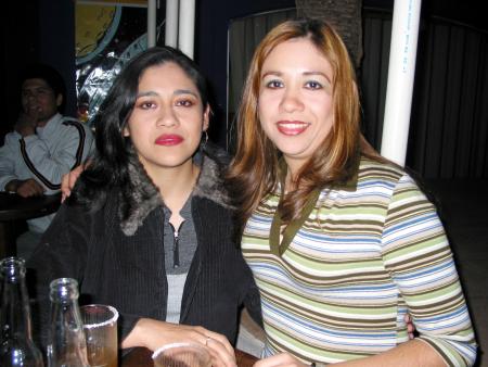 Edith e Irma González Hernández, en un café de la localidad