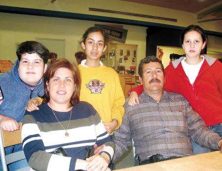 Ernesto García Núñez y Georgina González de García con sus hijas Georgina Adriana, Gilda y Alejandra.