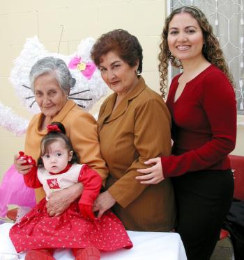 La pequeña Bárbara Díaz de León Ortiz, acompañada de Ernestina Gómez Segura, Marina Segura de Ortiz y Elisa Ortiz Segura.