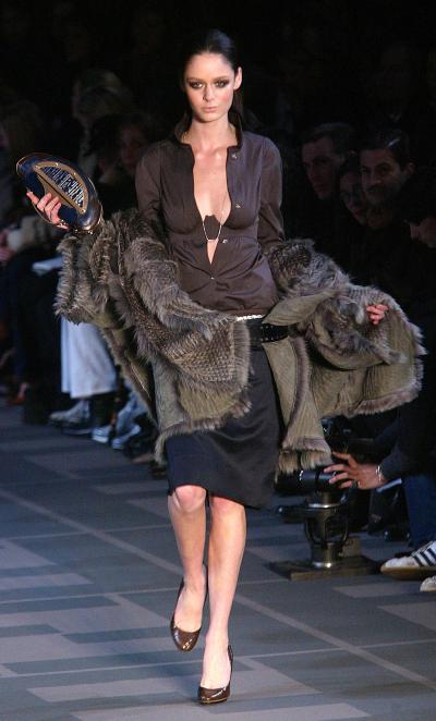 Fendi también estuvo presente durante las pasarelas otoño-invierno 2004 en Milán.