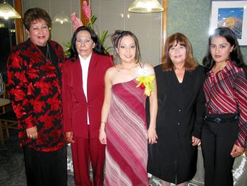 Norma Garay Martínez compañada de las anfitrionas a su fiesta de despedida de soltera Gloria Pérez, Rosy Pérez, Olga Garay y Bernarda Martínez.