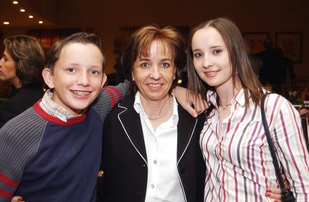 Mary Tere Nartín con sus hijos Alberto y Daniela Teele.