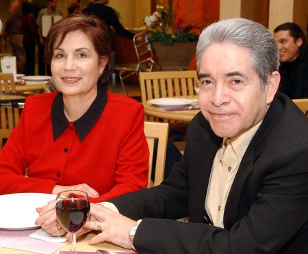 Sra. Alma Rosa Escobedo de Campos y señor Jesús Campos.