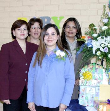 Vivian Luciano de Rodríguez con las anfitrionas a su fiesta de canastilla.