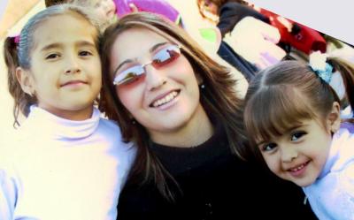 Adriana Pámanes de Hernández con sus hijas Ana Cristy y Sarita en pasada celebración de bautizo.