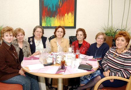 Carmen Siller, Katy Lozano, Lourdes Vázquez, Pamela y Angélica Machuca, Estela Collaza y Lula de Aguirre