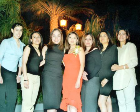 Martha Donatlan Herrera, Nidia Martínez Liliana González, Linda Fernández, Rossy Luján y Lorena Garza acompañaron a Mary Ortiz en su despedida de soltera.