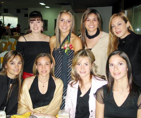 04 de marzo 
Paola Boehringer de Veyán, Karla Nuño, Maruza Martínez, Xelha Garza, Ana Elisa Lastra, Sandra y Karla Villa , acompañaron a Regina Setin Valenzuela en su despedida de soltera.