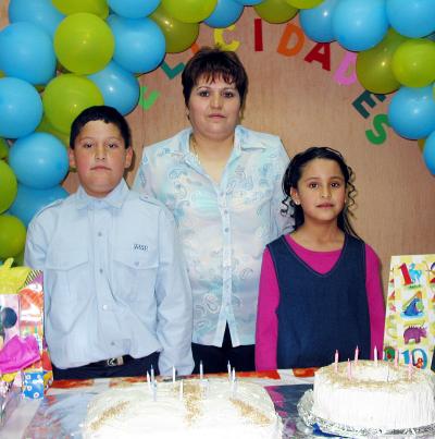 05 de marzo
Marco Antonio y Marcela Pacheco Carbajal acompañados de su mamá Juana Carbajal en la fiesta que les organizó por sus cumpleaños.