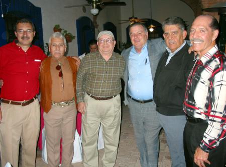 Gregorio de Llano, Fausto Cavazos, Hugo Ollivier, Gilberto Rodríguez, Abraham Jaik y Jorge Iza, acompañaron a Mery en su festejo.