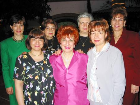 Mery Jaik  con sus hermanas Linda, Samia, Chacha, Susy, Cristy e Isabel.