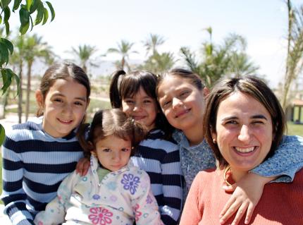 María Isabel González de Saldaña con sus hijas María Fernanda, Isabel, Mariana Saldaña González y Lorena González Canales.