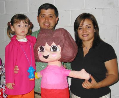 Paulina González Barrios acompañada de sus papás Wendy Barrios y Miguel González.