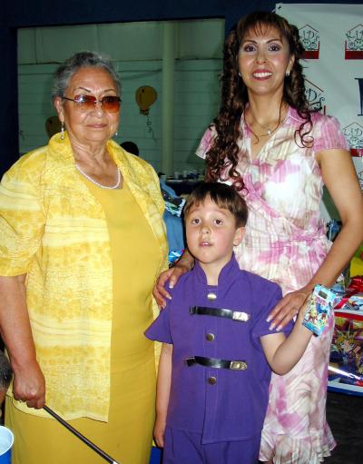 Andrés Eduardo Román Flores acompañado de Alicia Román Flores y Celia Flores de Román en su fiesta de cumpleaños.