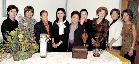 Alejandra Borrego con las anfitrionas de su fiesta de despedida Martha Borrego A., Titis Borrego A., Martha Elena Tejada de Carbajal, María Teresa Anzures de Borrego, Evangelina Tejada, Conchita Seco de Borrego, Ana Laura Borrego A. y Paty Borrego A.