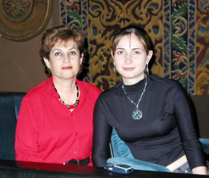 Elena Teresa González y su hija Karla Eppen González.