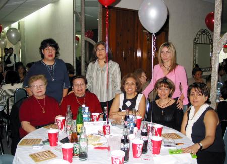 Cecilia de Livas, Adriana Villanueva. Patricia de Villegas, Gaciela Medellín, Luz Antonia Vega, Tencha de Algara, Ivonne de Navarro y Lulú de Fernández, en el bingo que se llevó a cabo en el Parque España.