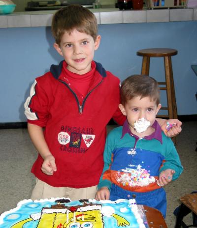 El pequeño Leonardo de la Parra, festejó su tercer cumpleaños con un agradable convivio, lo acompañó su hermanito Lorenzo