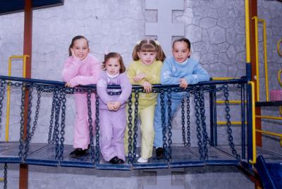 16 de marzo
Las gemelas Ana Cris y Paulina Zolezzi Sada, cumplieron ocho años de vida y la pequeña Pauilna cuatro años de edad por tal motivo sus , les organizaron una fiesta infantil, en la fotografía las acompaña su hermana Mary Carmen