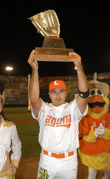 Enseguida se cantó el “play bol’’ y minutos después arrancó la fiesta en el campo de juego entre los Acereros de Monclova y los Vaqueros Laguna, todo ello en un ambiente de fiesta que se vivía en la tribuna del Revolución.