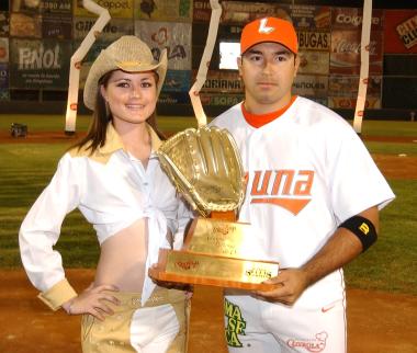 Gonzalo Meza, ganador del guante de oro en la temporada 2003, también se presentó ante el público lagunero para mostrar su presea y recibir el aplauso de los aficionados.