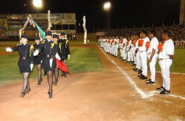 Ya con el cuadro, se realizaron los honores a la Bandera Nacional, para lo cual se contó con la participación de la banda de guerra y escolta de la Preparatoria Venustiano Carranza. La entonación del Himno Nacional Mexicano estuvo a cargo de todos los presentes.