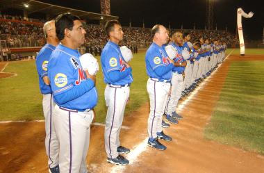 Los Acereros de Monclova  derrotaron a los Vaqueros en el juego inaugural de la Liga Mexicana de Beisbol 2004