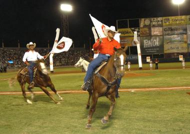 Los jinetes recorrieron el campo de juego montados en bellos ejemplares equinos ante el aplauso de los miles de aficionados que abarrotaron las gradas de este añejo escenario.