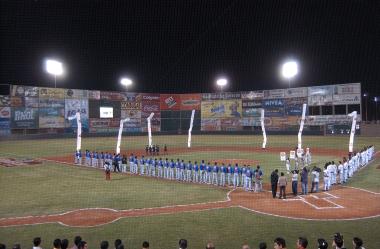 Con una sencilla ceremonia inaugural, se puso en marcha anoche la temporada de la Liga Mexicana de Beisbol en el Estadio de la Revolución, donde la escuadra de Vaqueros Laguna hizo los honores a los Acereros de Monclova.