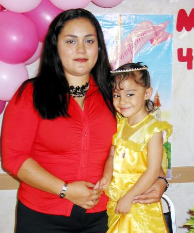 19 de marzo
María Fernanda Vázquez acompañada de su mamá  Wendy Martínez en el convivio que le organizó por su cumpleaños.