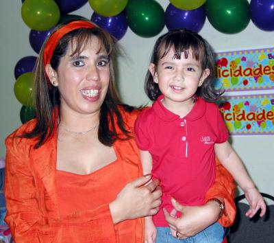 Virginia Hernández de Rojo en compañía de su pequeña hija Natalia Estefanía Rojo Hernández en la fiesta que le organizó por sus dos años de vida.