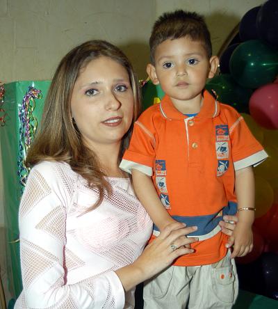 David Armando Hernández Gozález celebró su segundo cumpleaños en una divertida fiesta, lo acompaña su mamá Fanny González.