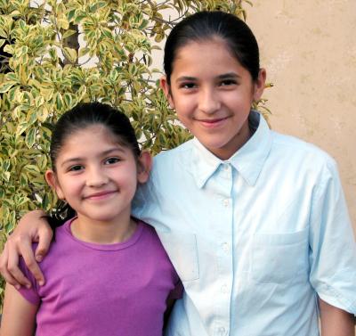 Flor y Arely Rodríguez Palomares captada en pasado festejo.