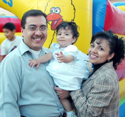 La pequeña Lourdes Mariana Moreno Santibáñez acompañada de sus padres en el festejo que le organizaron por su cumpleaños.