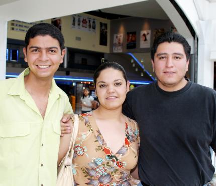 Genaro Alvarado, Diana Barrera y Alexander Cazales.