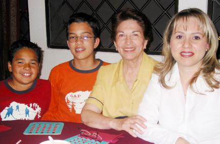 Manilo Gómez, David Curiel, Yolanda de Gómez y Ana Elena de Gómez.