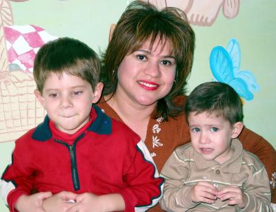 Leonardo de la Parra en compañía de su mamá María Eugenia Soto y su hermano Lorenzo de la Parra Soto.