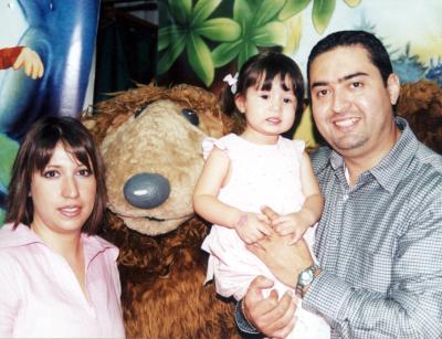 24 de marzo

Paola Rodríguez Ortiz con sus papás Víctor Manuel Rodríguez Sánchez y Catalina Ortiz de Rodríguez.