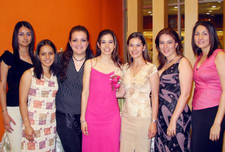 Janet García, Jessica Pacheco, Marilú Gidi, Christian Baeza, Aline Cornú y Vicky Rodríguez acompañaron a Venessa Blando Torres en su festejo de despedida.