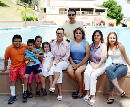 27 de marzo 

Proveniente de McAllen llegó Cristina Álvarez, la acompañaron Jorge Álvarez, Pamela Agüero, Rosalba Agüero, Elena de Campos y algunos niños