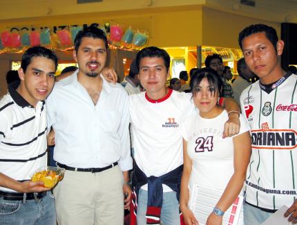 Fueron captados en un centro comercial de la localidad Marco Alanís, Gerado Ibarra, Esteban de la Torre, Lizeth de los Santos y Ronado Gándara.