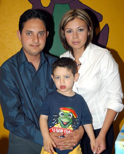 Carlos Alejandro González Vargas con sus papás Carlos González y Karla Vargas en el festejo que le ofrecieron por su cumpleaños.