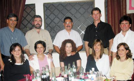 Ana Belem de la Cruz de Flores, en compañía de un grupo de asistentes a su fiesta de regalos.