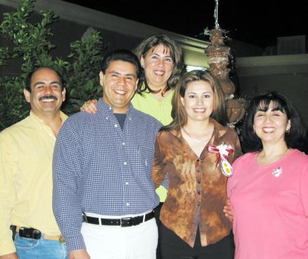 31 de marzo 

Isaac Pérez y  Susana Ávalos en compañía de algunos asistentes a la despedida de solteros que les organizaron por su próxima boda.